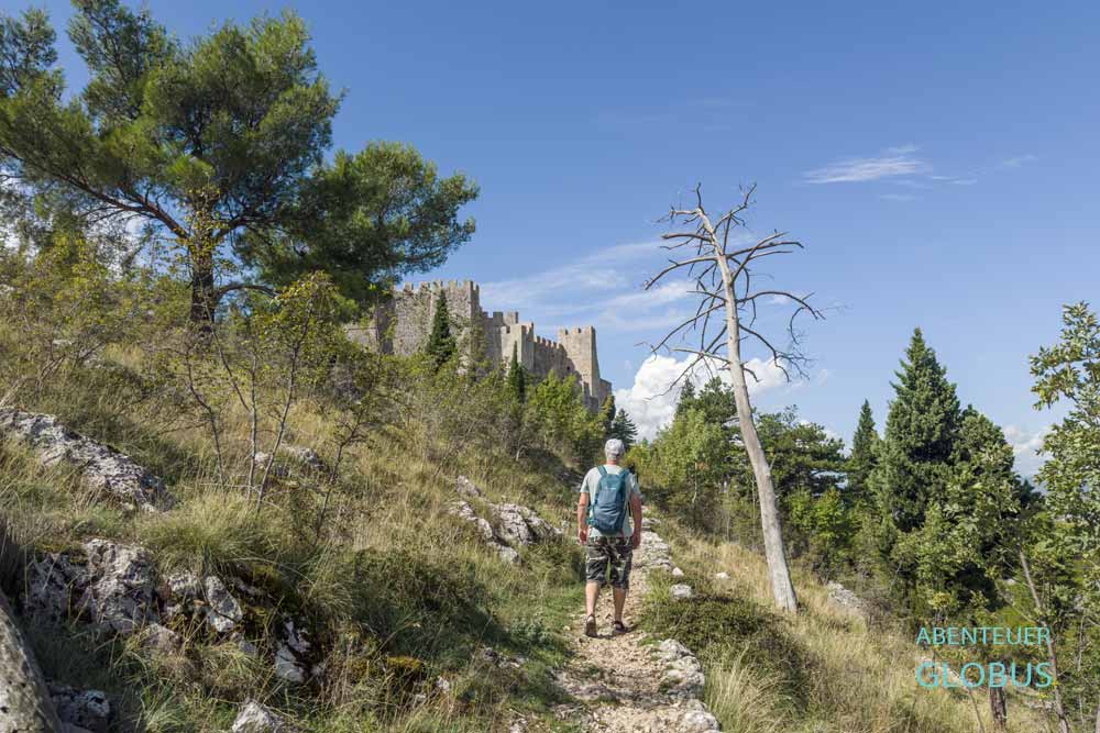 Wanderer auf Pfad zur Festung Stjepan Grad in Blagaj in Bosnien und Herzegowina