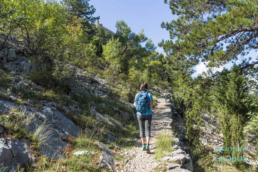 Wanderin auf Pfad zur Festung Stjepan Grad in Blagaj in Bosnien und Herzegowina
