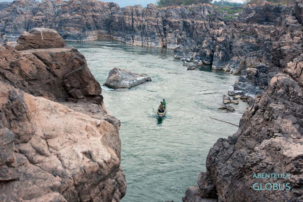 Bootstour zwischen Felsen im Mekong-Delta Si Phan Don (4000 Inseln) 