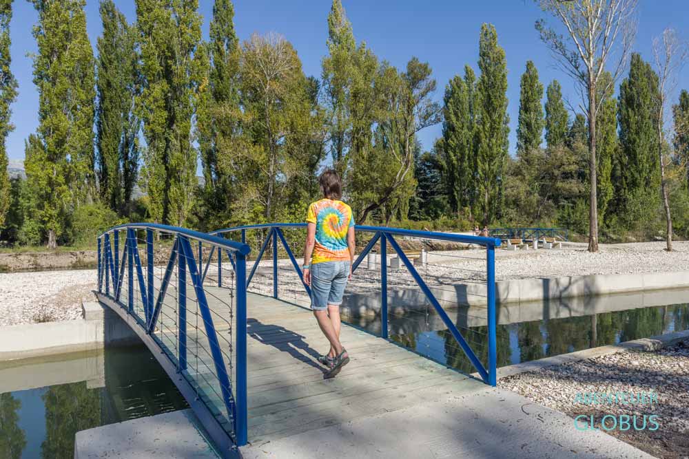 Person auf der Fußgängerbrücke über den Fluss Bunica bei Buna nahe Mostar