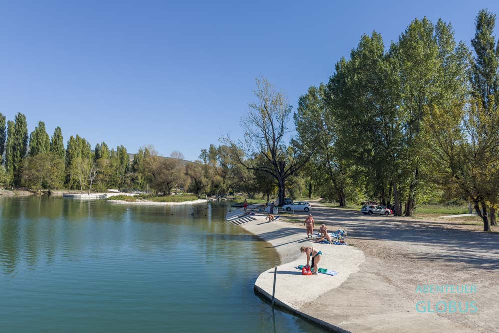 Badegäste am Strand Bunica am Fluss Bunica im Dorf Buna bei Mostar