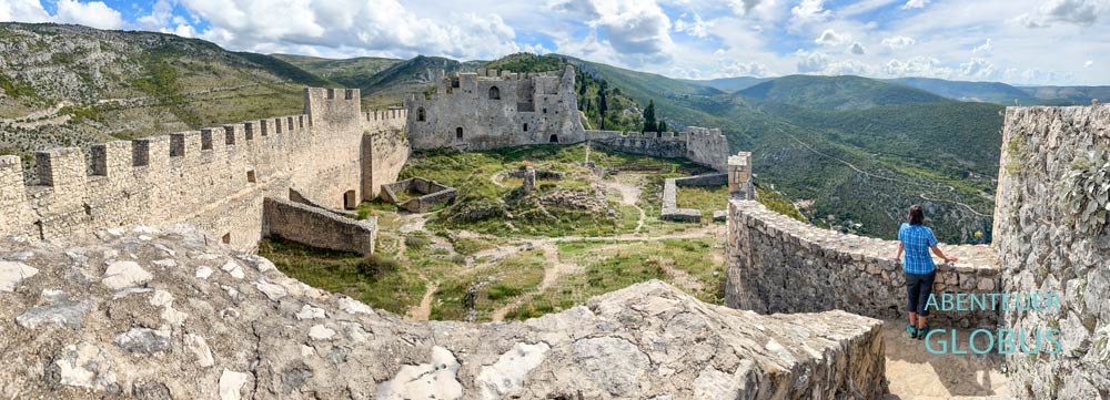 Besucherin auf der Festung Stjepan Grad in Blagaj