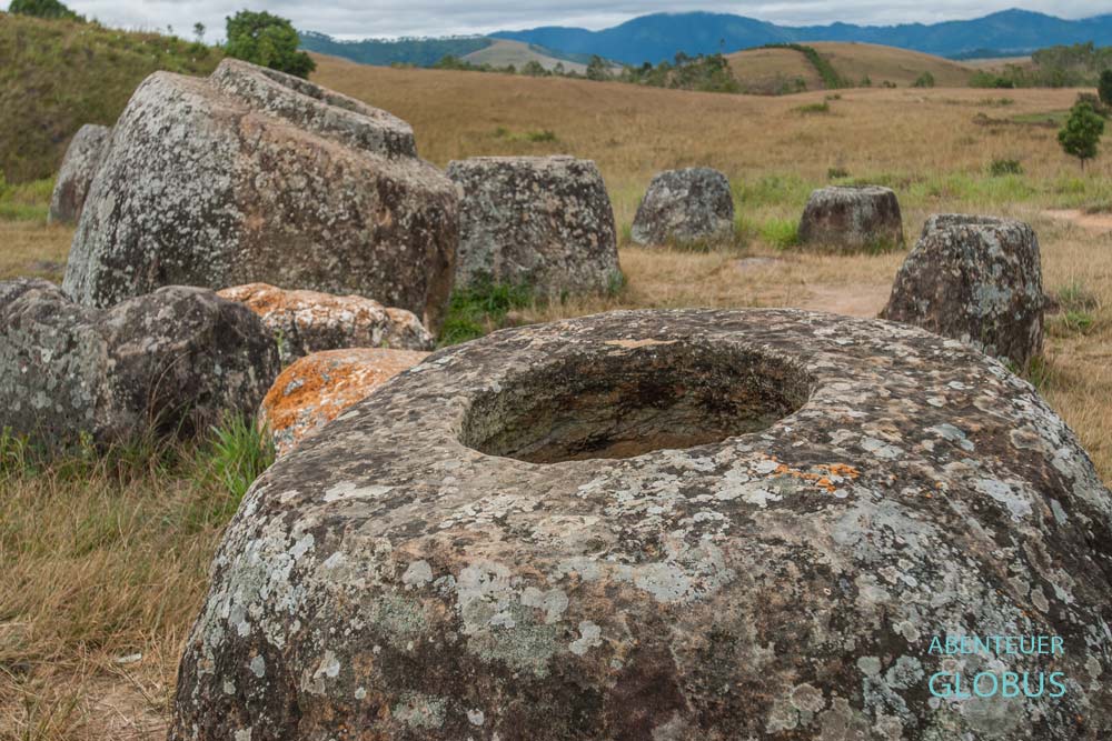 Steinkrug in Nahaufnahme auf der Ebene der Tonkrüge.