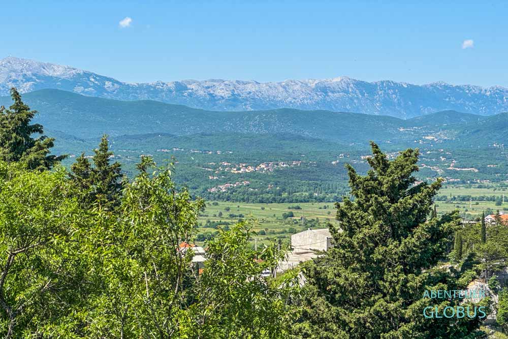 Blick von Imotski auf die Tiefebene Imotski-Tal und das Biokovo-Gebirge