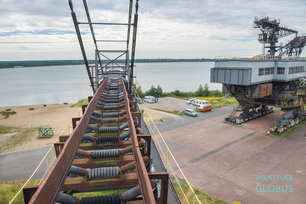 Ausblick vom Bagger Gemini auf den Gremminer See und die am Ufer stehenden Camper und Wohnmobile