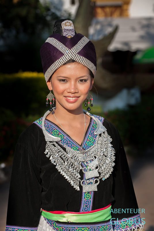 Frau der Ethnie Hmong in Muang Khoun mit traditionellem Schmuck und bunter Tracht