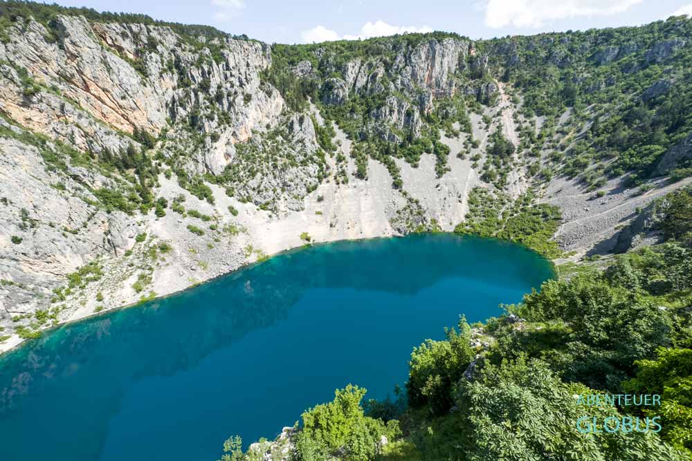 Blauer See (Modro Jezero) in einer eingestürzten Doline in Imotski