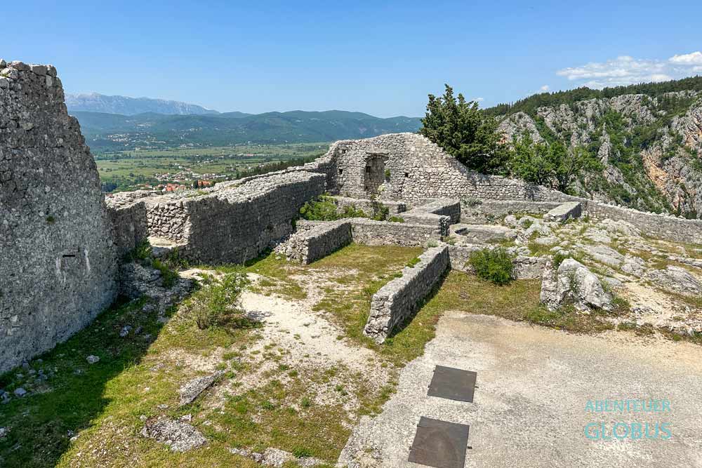 Überreste der Festung Topana mit Blick in die Tiefebene Imotski Polje, im Hintergrund das Biokovo-Gebirge