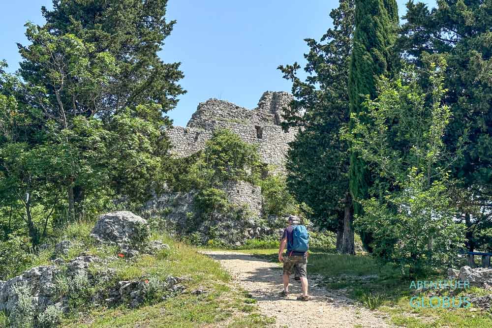Wanderer an der Festung Topana in Imotski, Kroatien