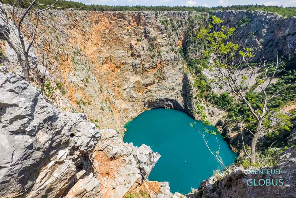 Blick in die Einsturzdoline Roter See (Crveno Jezero) in Imotski, Kroatien