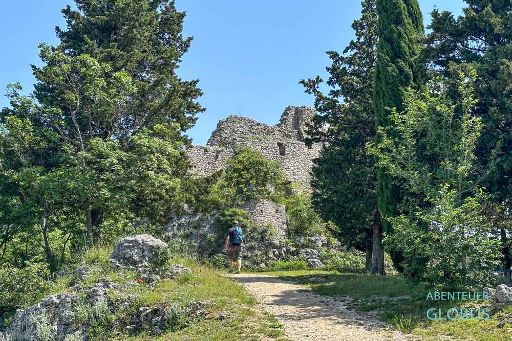 Person wandert zur Festung Topana in Imotski in Kroatien.