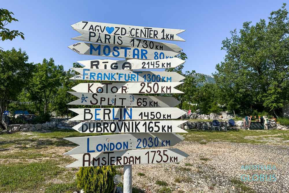 Campingplatz Camp Biokovo Schilder mit Kilometerangaben in Zagvozd bei Imotski