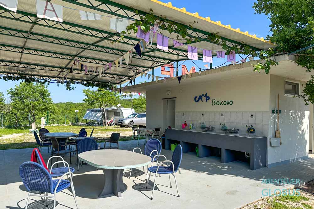Campingplatz Camp Biokovo mit Gemeinschaftsbereich und Sanitäranlagen in Zagvozd bei Imotski