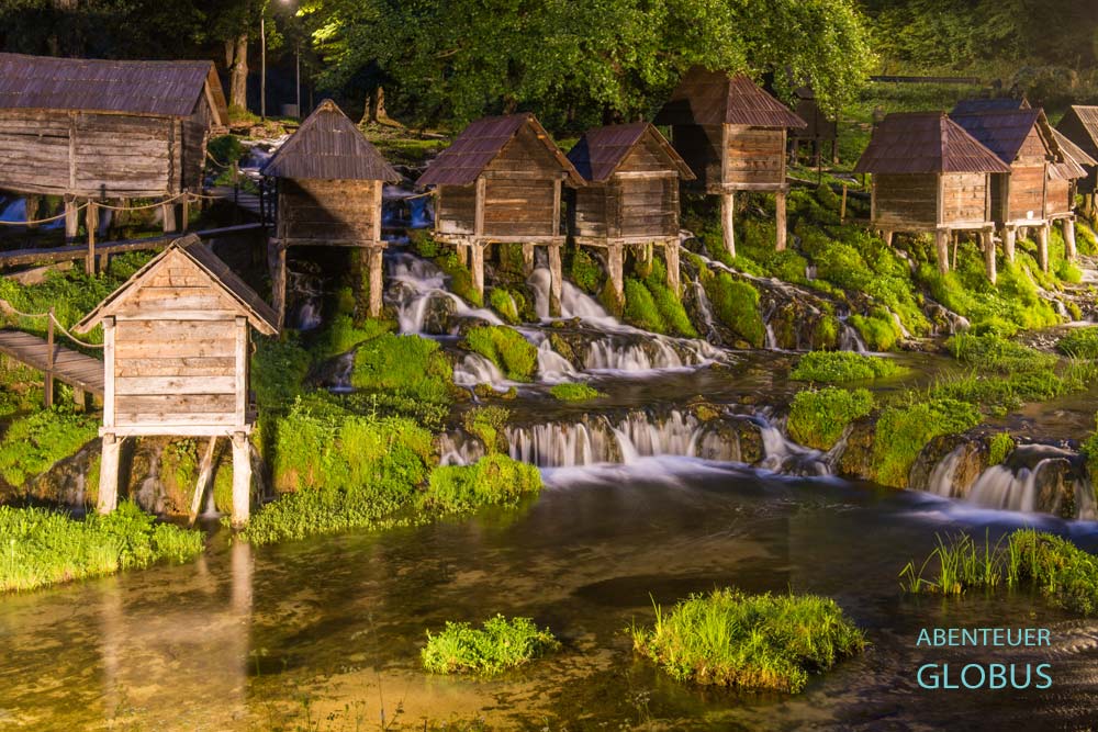Am Abend beleuchtete Wassermühlen Mlincici in Jajce, Bosnien und Herzegowina