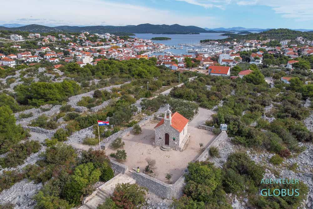 Kapelle des Heiligen Konstantin und Blick auf Jezera mit Hafen, Kroatien