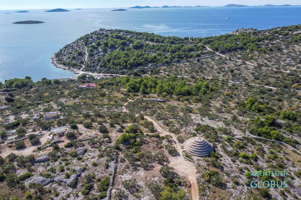 Aussichtspunkt Pudarica, Wege und Steinmauern bei Jezera auf der Insel Murter, und Blick zur Adria