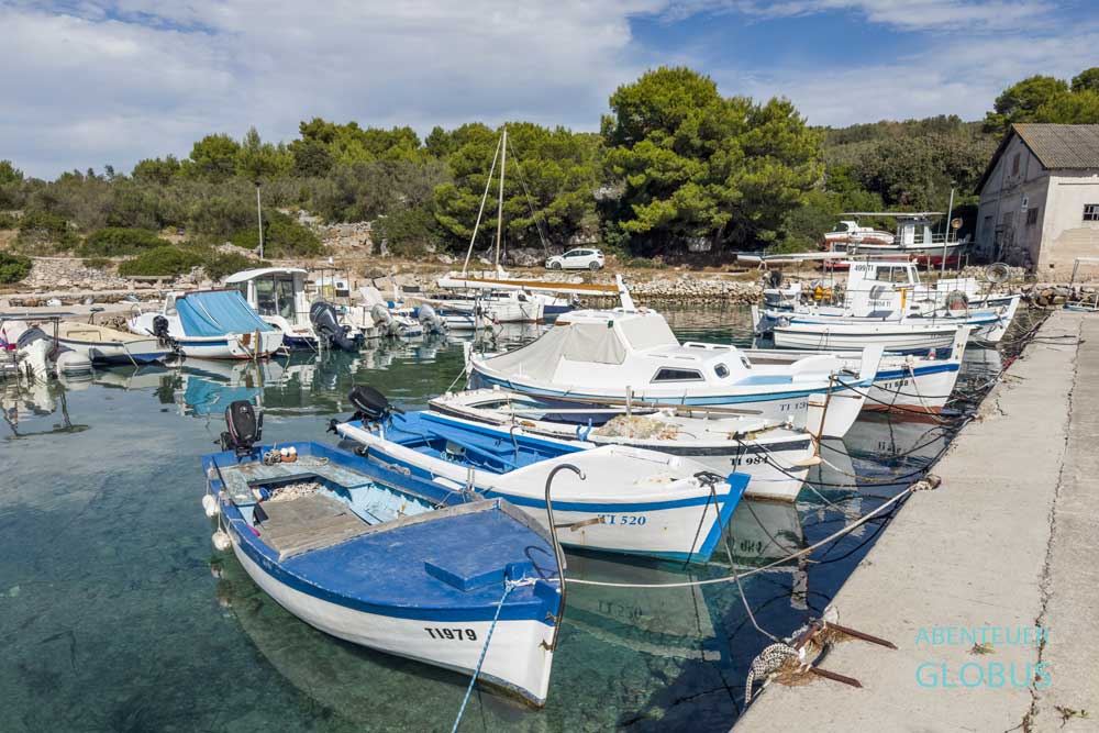 Kleiner Hafen mit Fischerbooten Bucht Sveti Nikola 