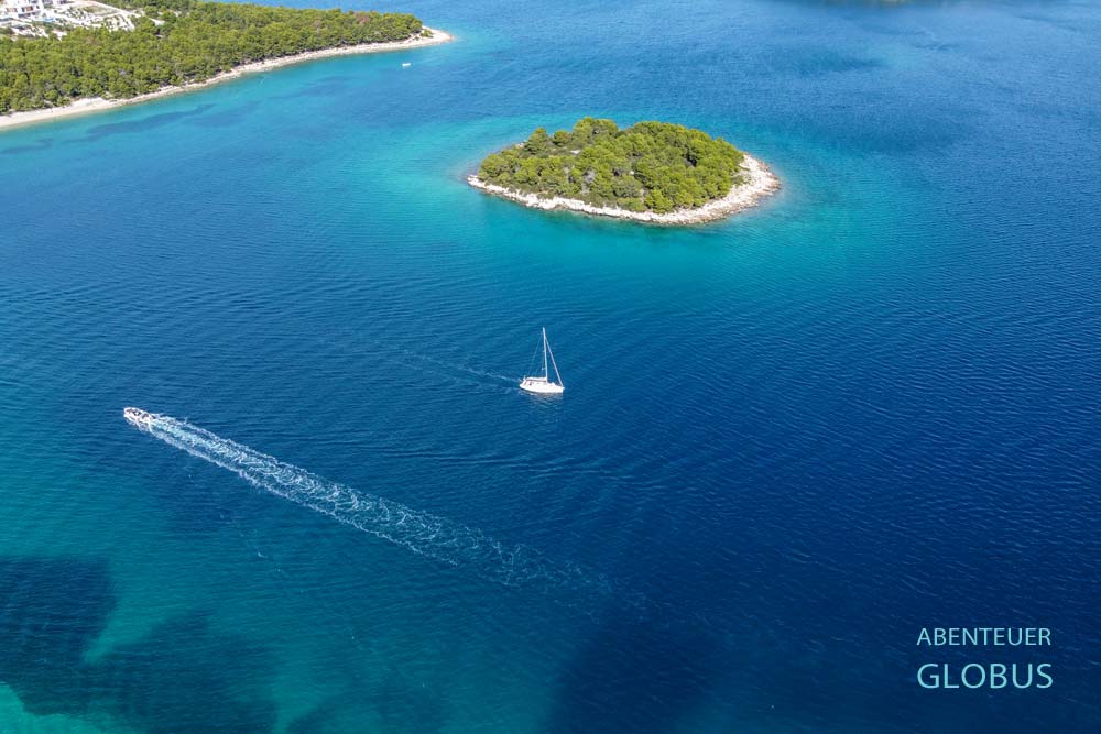 Insel Skoljic in der Adria mit zwei Booten bei Jezera auf Murter