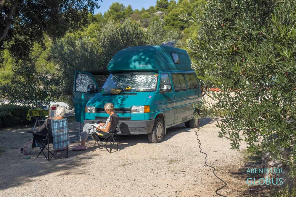 Wohnmobil im Stella Maris Kamp am Strand Jasenovac in Jezera auf der Insel Murter