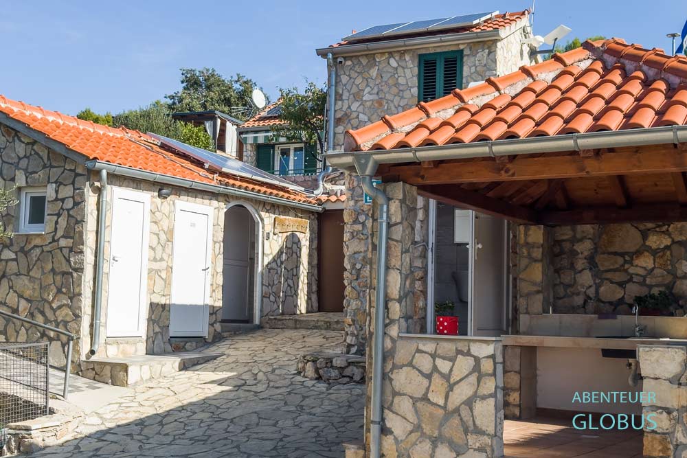 Stella Maris Kamp mit Sanitärhäuschen und Spülbereich am Strand Jasenovac in Jezera auf der Insel Murter