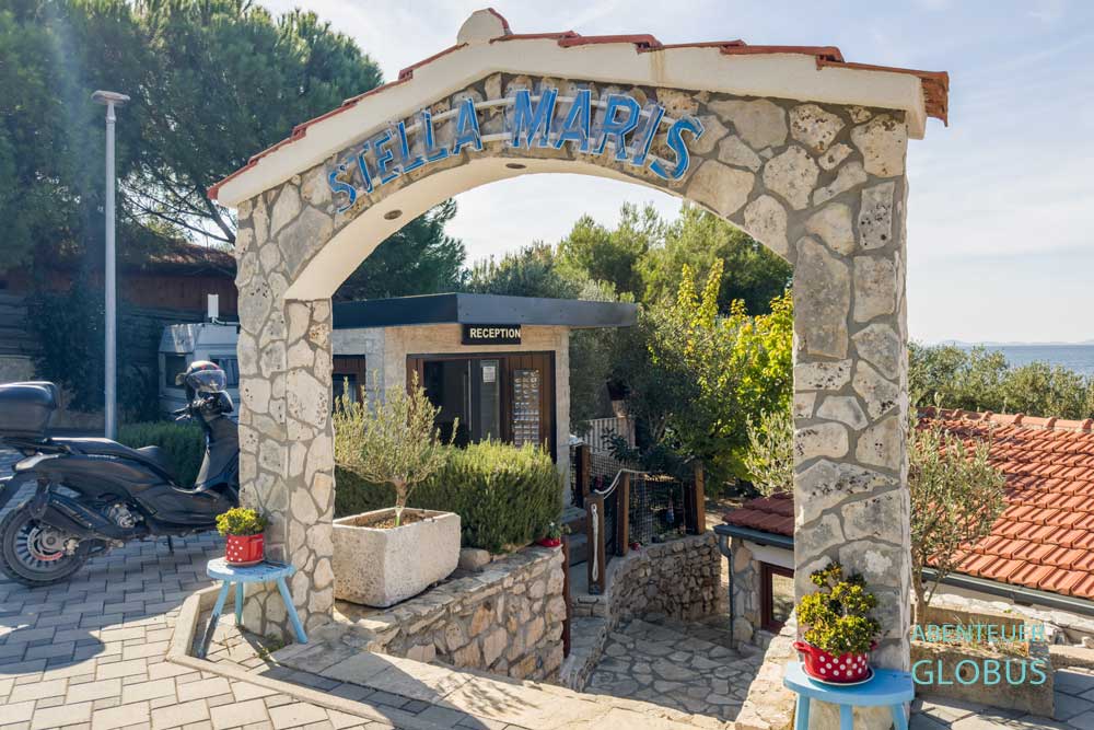 Eingang zum Restaurant Konoba Stella Maris am Stella Maris Kamp auf der Insel Murter