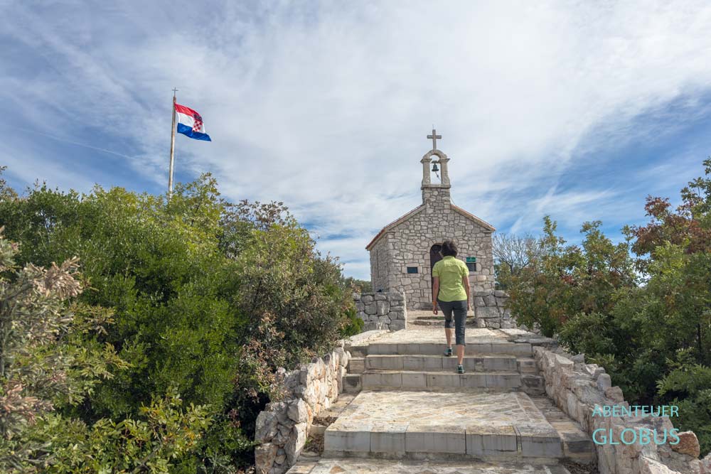 Treppe zur Kapelle des Heiligen Konstantin auf dem Hügel Kruzak in Jezera