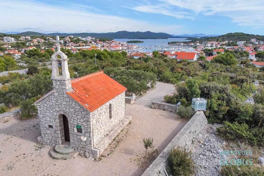 Kapelle des Heiligen Constantius und Aussichtspunkt mit Blick auf den Ort Jezera