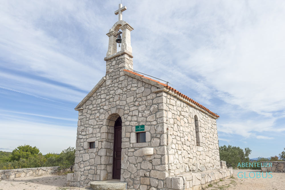Steinkapelle des Hl. Constantius auf dem Hügel Kruzak in Jezera auf der Insel Murter