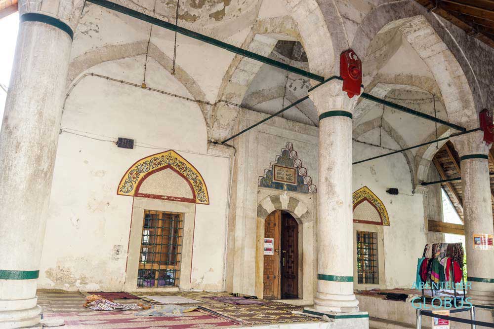 Vorhalle und Eingang der Koski Mehmed Pascha Moschee in Mostar