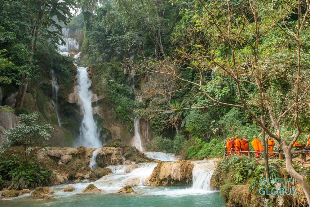 Buddhistische Mönche am Kuang-Si-Wasserfall bei Luang Prabang