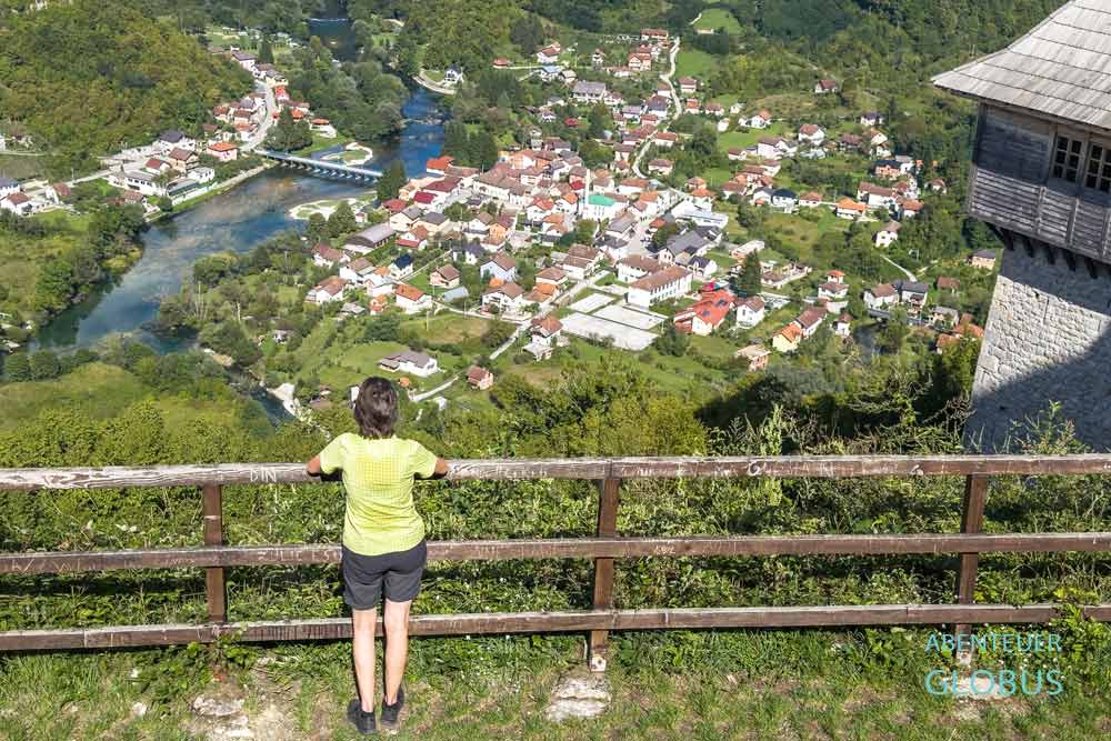 Person am Aussichtspunkt der Burg Ostrovica mit Turm Mala Tabija, Blick auf Kulen Vakuf am Fluss Una