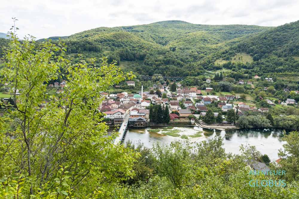 Blick vom Aussichtspunkt der Burgruine Havala auf Kulen Vakuf am Fluss Una
