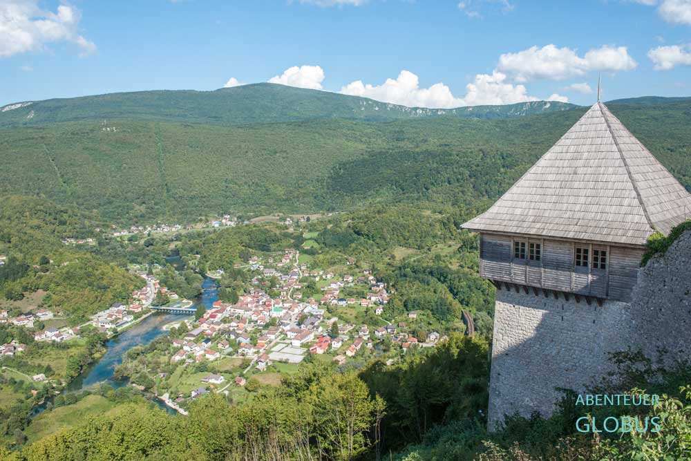 Turm Mala Tabija der Burg Ostrovica mit Blick auf Kulen Vakuf am Fluss Una im Una-Nationalpark