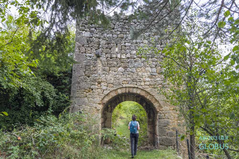 Turm der Burgruine Havala in Kulen Vakuf im Nationalpark Una