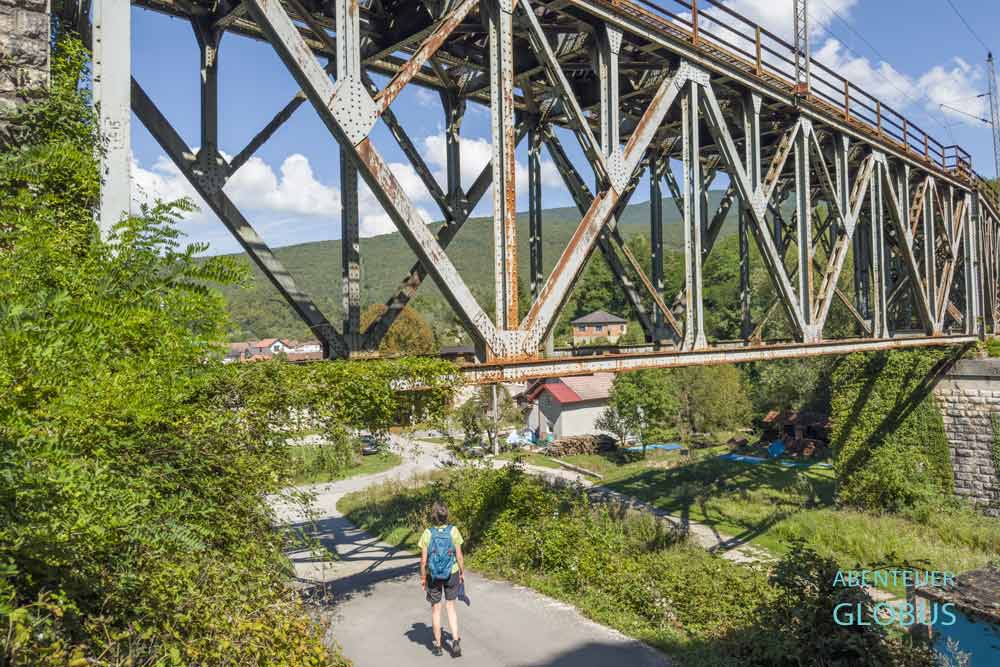 Wanderin unter der alten Eisenbahnbrücke Željeznički Most der ehemaligen Una-Bahn in Kulen Vakuf