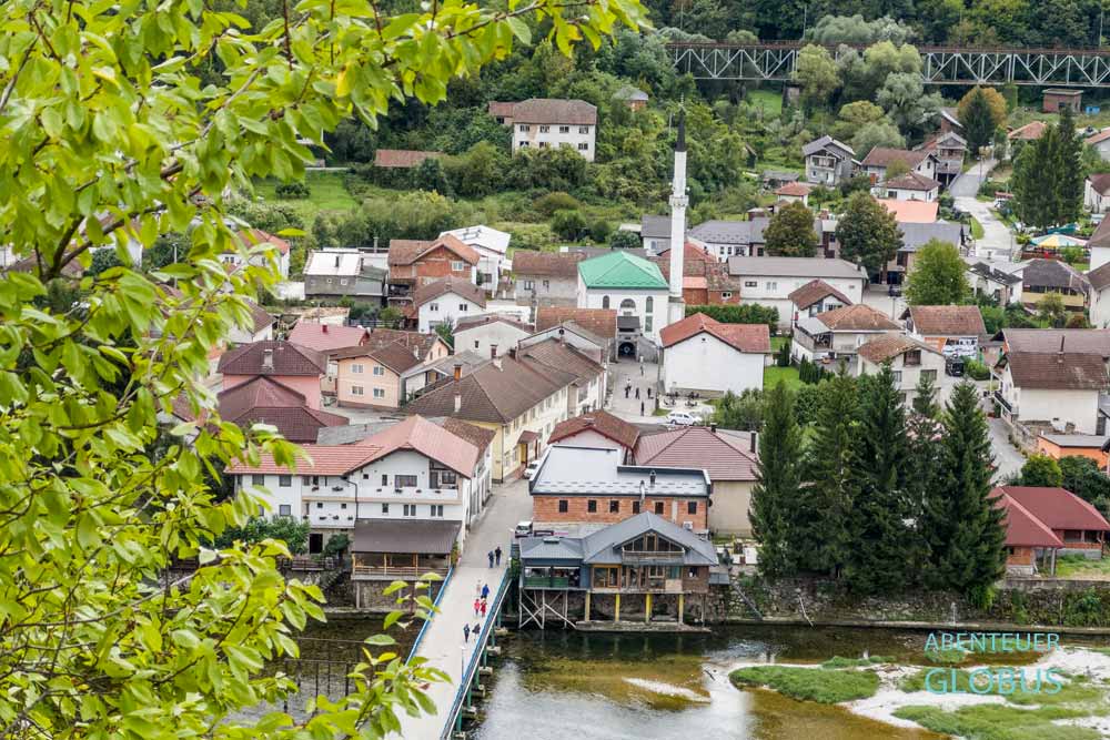 Blick von der Burg Havala auf Kulen Vakuf am Fluss Una