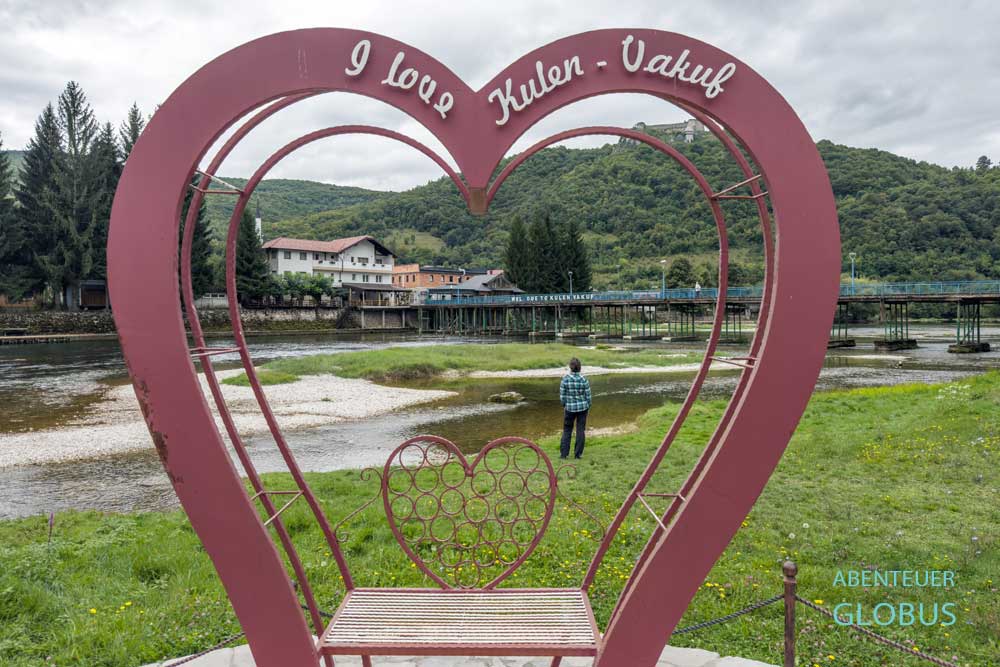 Fotopoint mit Herz und Schriftzug „I love Kulen Vakuf“ am Fluss Una