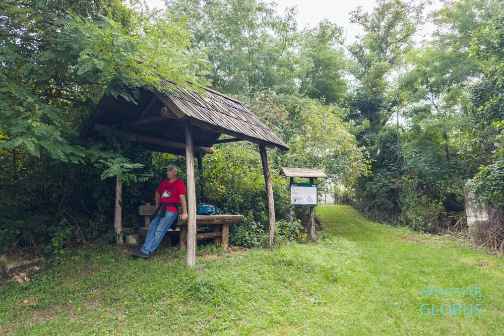 Tourist am Picknickplatz und Infotafel nahe der Burgruine Havala in Kulen Vakuf