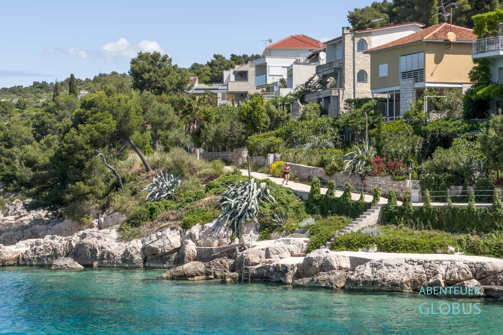 Joggerin auf der Uferpromenade Lungomare Primosten, Kroatien