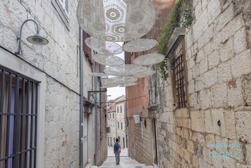 Gasse in der Altstadt in Makarska