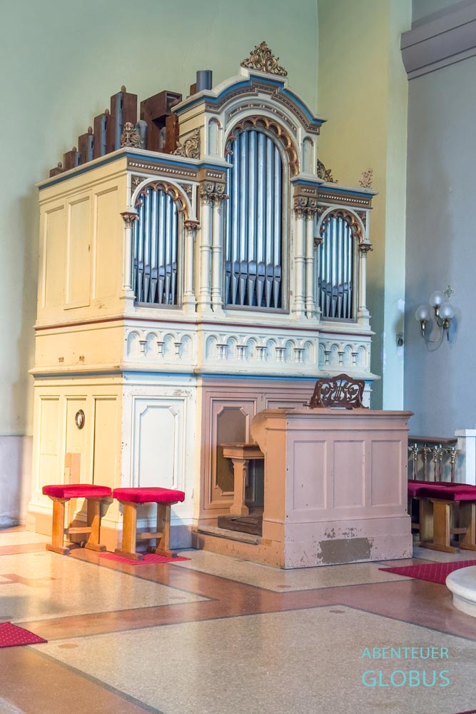 Innenraum der Kirche der Heiligen Jungfrau Maria mit kleiner Orgel in Makarska