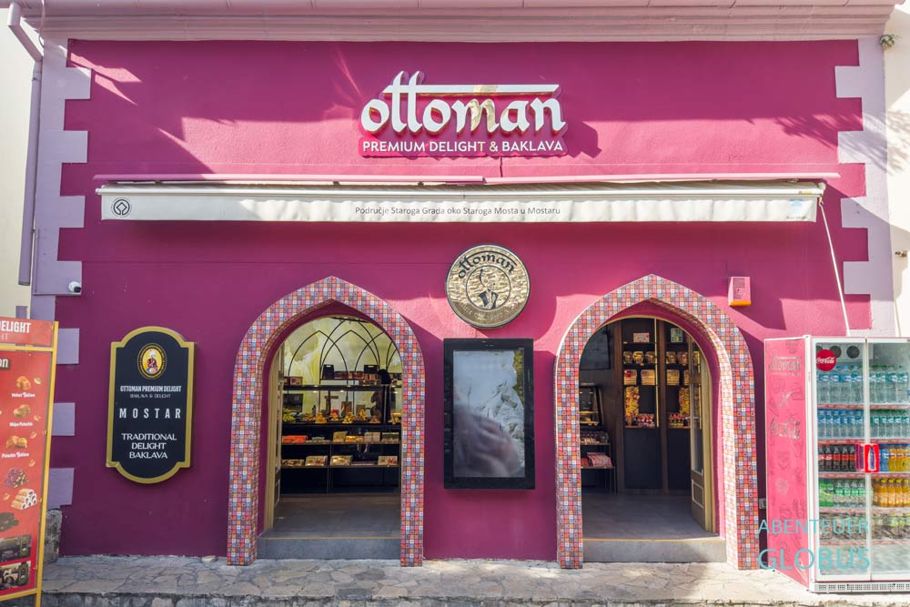 Pinkfarbene Fassade vom Ottoman Premium Delight & Baklava Shop in Mostar