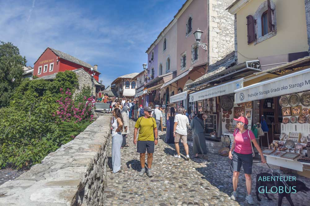 Gasse mit Touristen im Alten Basar Kujundziluk von Mostar in Bosnien und Herzegowina