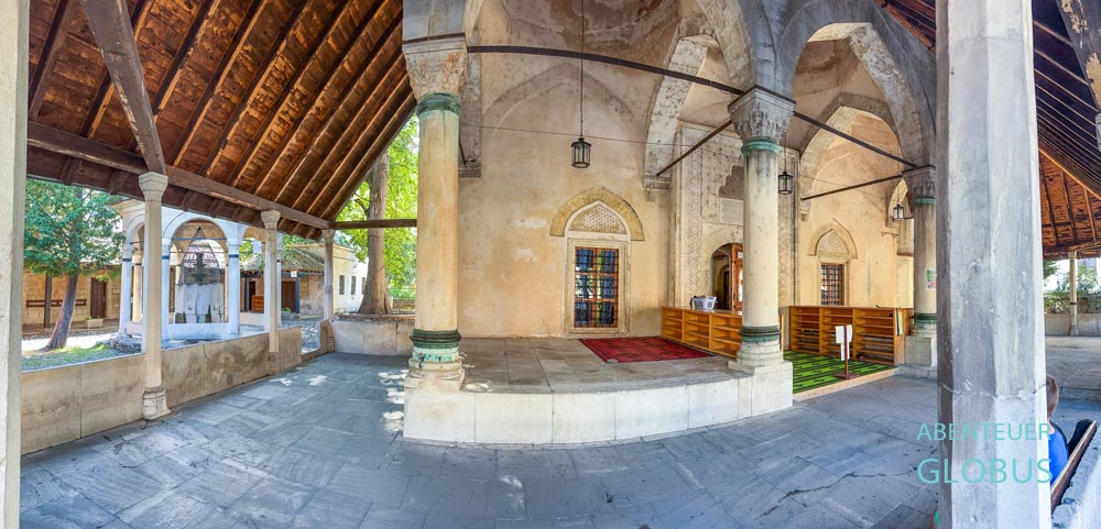 Vorhalle und Eingang der Karadozbeg Moschee in Mostar