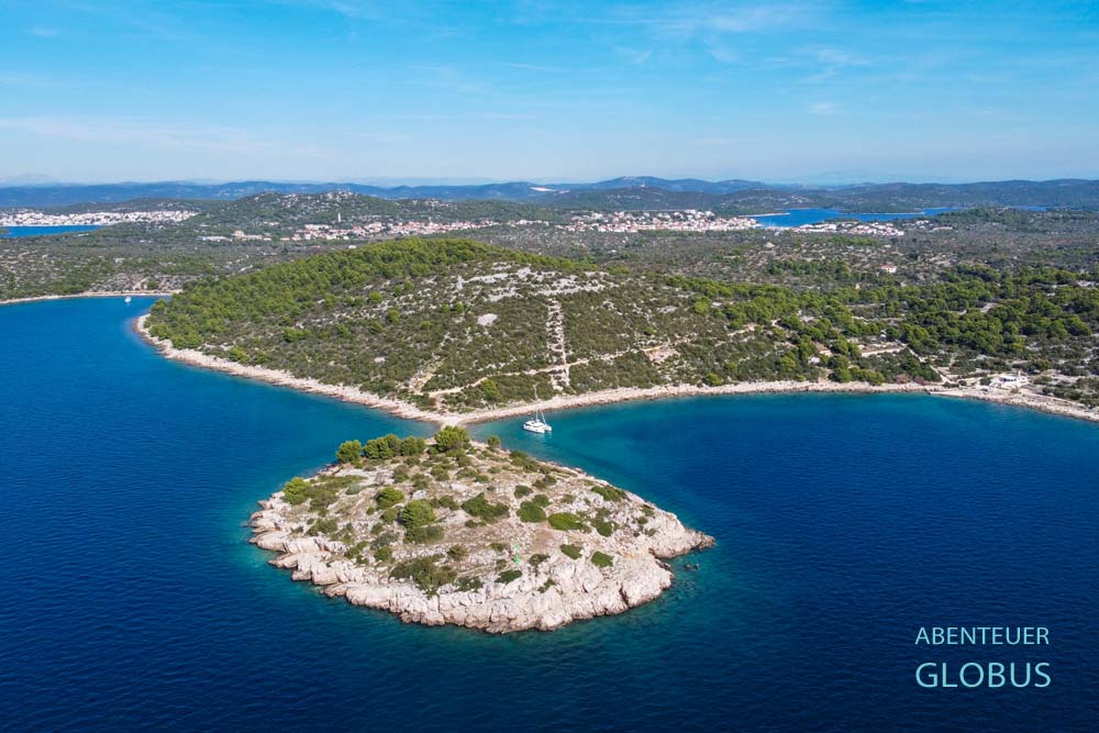 Im Vordergrund Halbinsel Murtaric, hinter den Hügeln Ort Jezera der Insel Murter