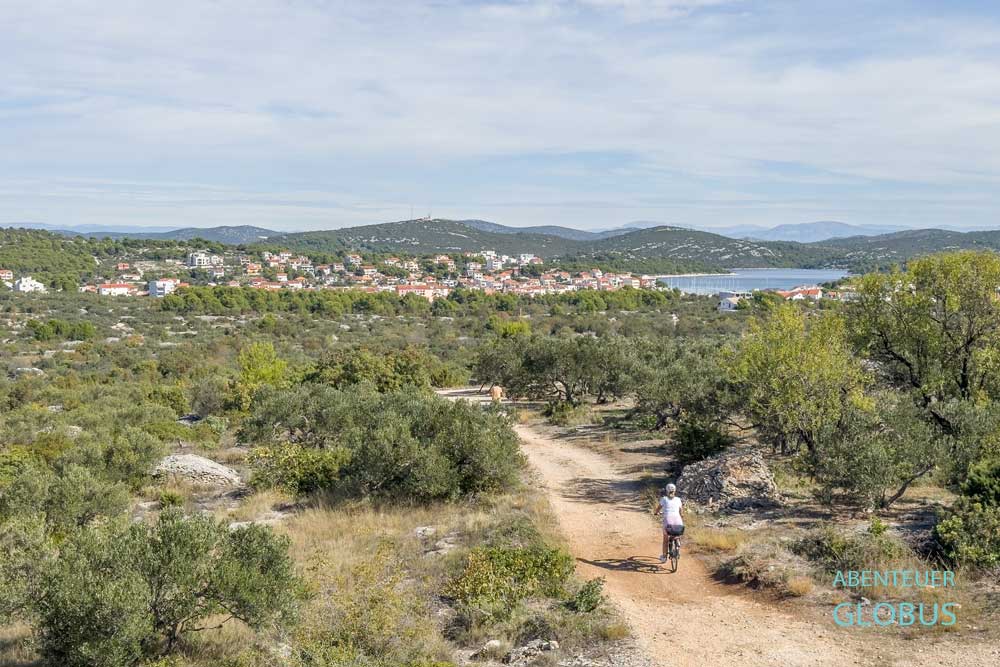 Radfahrerin auf dem Weg nach Jezera auf der Insel Murter