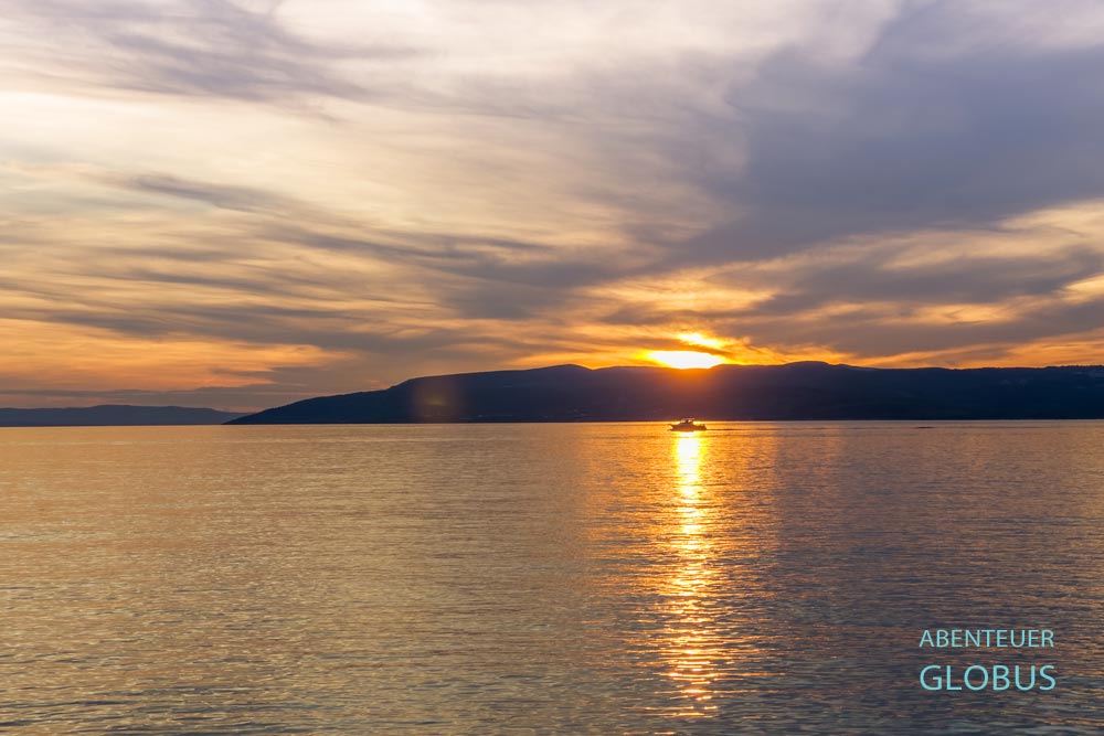 Boot im Sonnenuntergang auf der Insel Murter, Kroatien