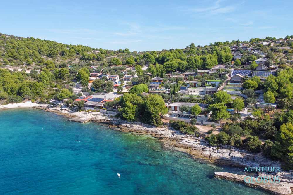 Strand Jasenovac mit Unterkünften an der Westseite der Insel Murter