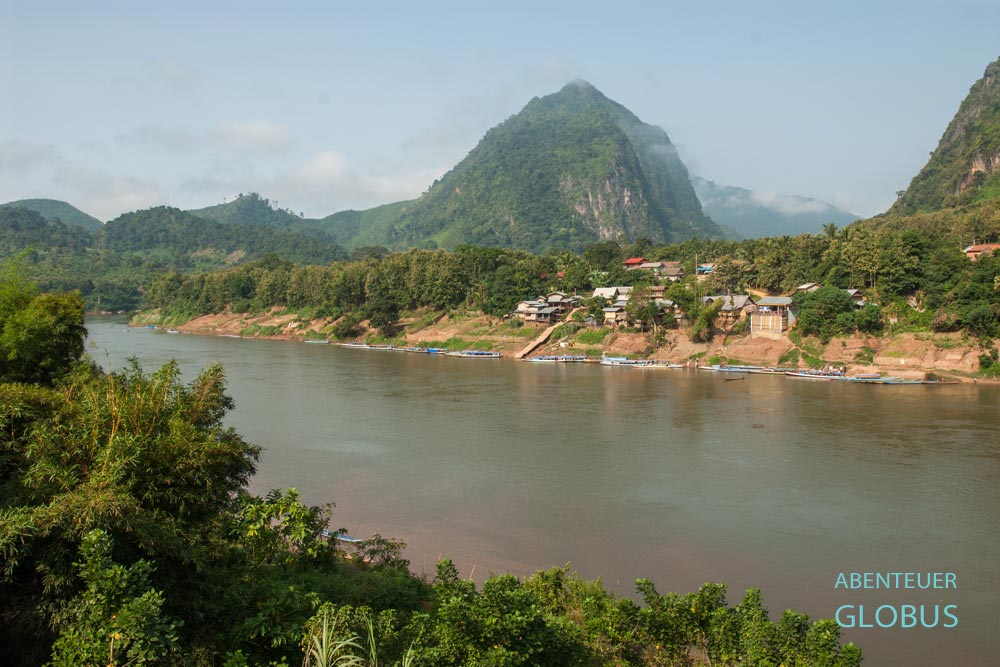 Nong Khiaw am Fluss Nam Ou vor wolkenverhüllten Bergen