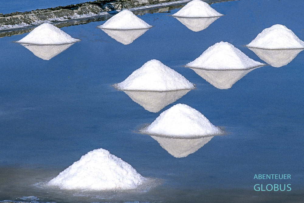 Salzhaufen in der Saline von Nin